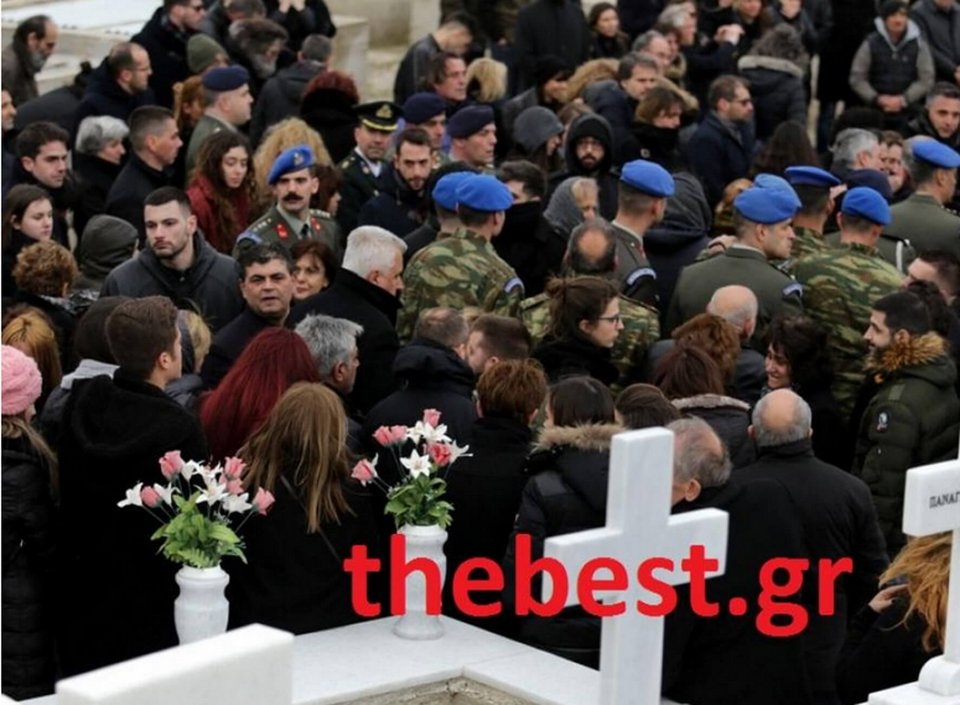 Σπαρακτικές εικόνες: Οι δακρυσμένοι Εύζωνες στην κηδεία του φίλου τους [εικόνες] | iefimerida.gr 3