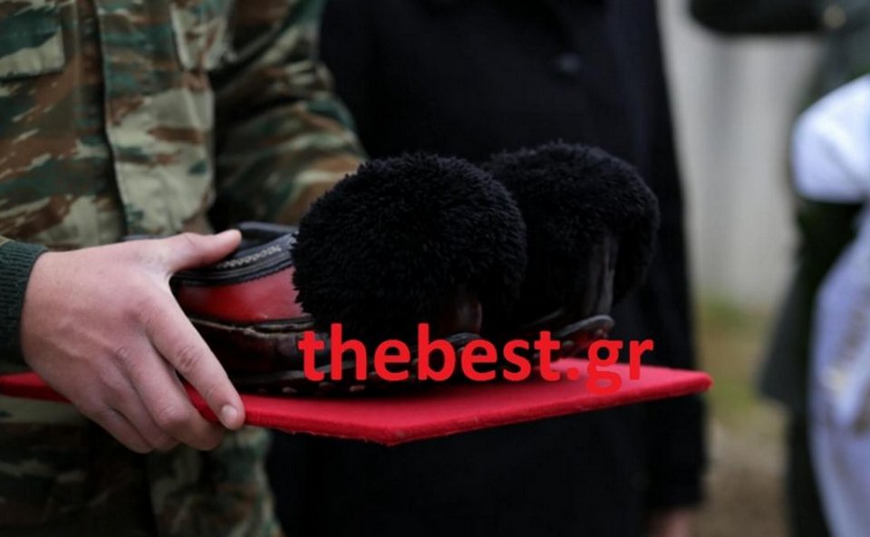 Σπαρακτικές εικόνες: Οι δακρυσμένοι Εύζωνες στην κηδεία του φίλου τους [εικόνες] | iefimerida.gr 5