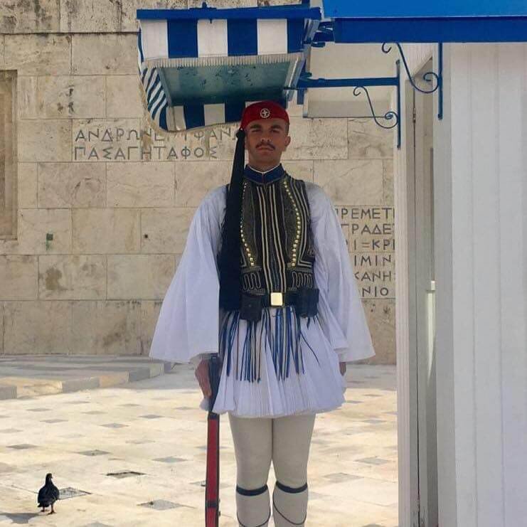 Σπαρακτικές εικόνες: Οι δακρυσμένοι Εύζωνες στην κηδεία του φίλου τους [εικόνες] | iefimerida.gr 6