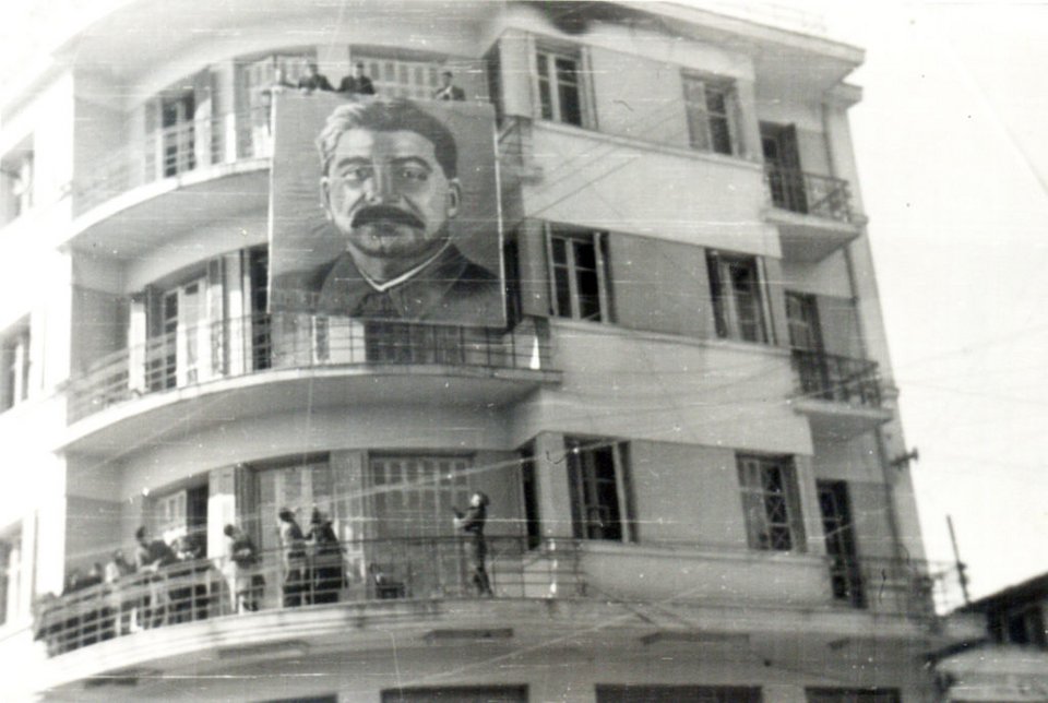 Από τι γλιτώσαμε: Οταν οι αντάρτες του ΕΛΑΣ ανέβασαν φωτό του Στάλιν στην πλατεία Ιωαννίνων [σπάνιες εικόνες] | iefimerida.gr 0