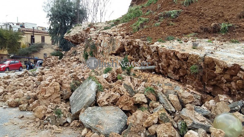 Στο σημείο της κατάρρευσης βρίσκονται από το πρωί συνεργεία που απομακρύνουν τις πέτρες και τα χώματα, ενώ έχει διακοπεί και η κυκλοφορία στην περιοχή για λόγους ασφαλείας