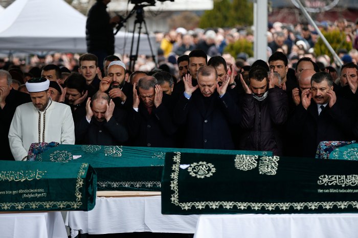 Ο Τούρκος Πρόεδρος στην κηδεία των θυμάτων (Φωτο: ΑΡ)