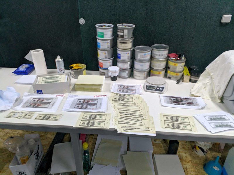 Στην οικία ενός από τους συλληφθέντες βρέθηκε και κατασχέθηκε μαρμάρινη επιγραφή ρωμαϊκών χρόνων
