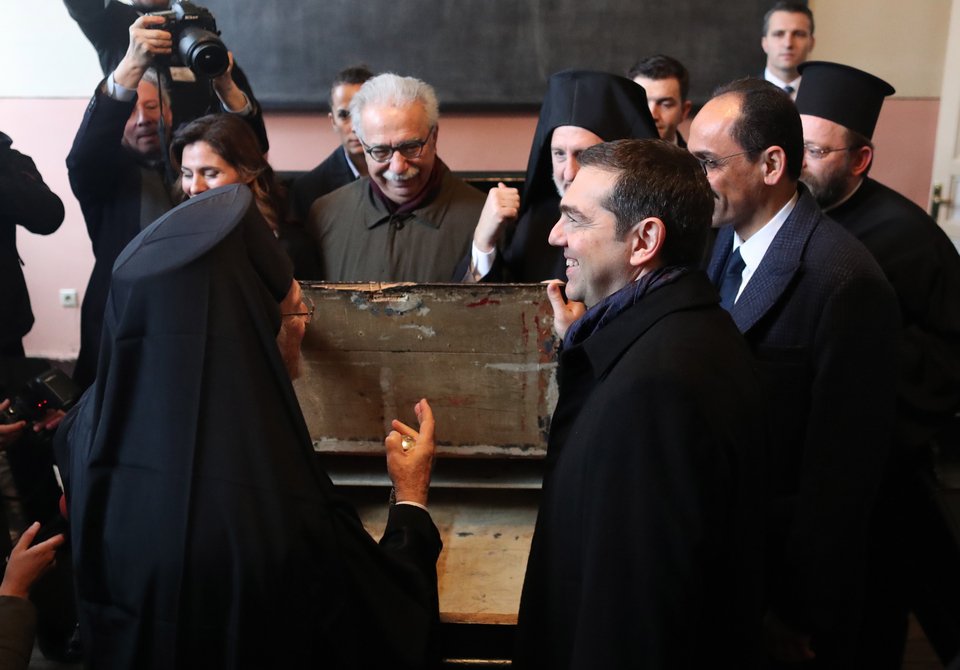 Στη Χάλκη ο Τσίπρας, με Βαρθολομαίο -Ισχυρό μήνυμα για επαναλειτουργία της Σχολής | iefimerida.gr 3