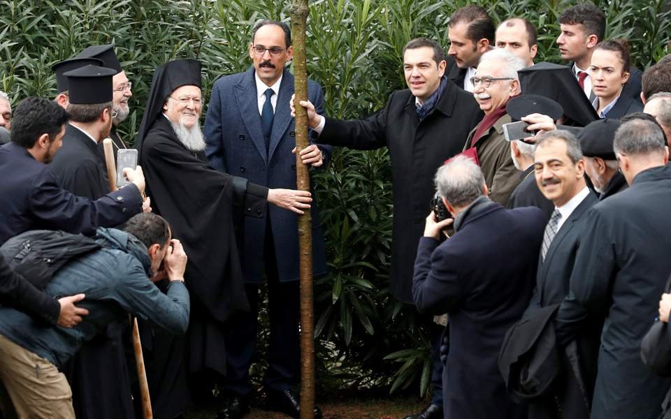 Στη Χάλκη ο Τσίπρας, με Βαρθολομαίο -Ισχυρό μήνυμα για επαναλειτουργία της Σχολής | iefimerida.gr 1
