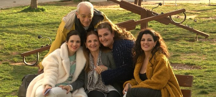 «Μαμάδες στο παγκάκι»: Η νέα, ελληνική, χιουμοριστική, μίνι σειρά έρχεται στο Novalifε [βίντεο] | iefimerida.gr 0