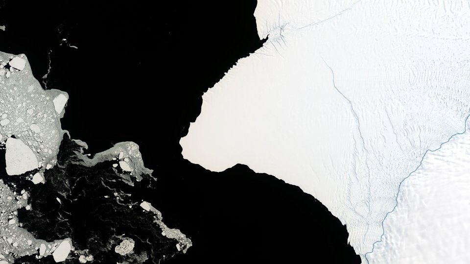 Η ρωγμή είναι ορατή στην παγοκρηπίδα Brunt (Φωτογραφία: NASA Earth Observatory/Joshua Stevens)