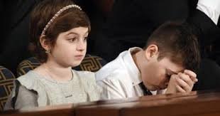 Πιτσιρικάς κοιμήθηκε στην ομιλία του Τραμπ και έγινε σύμβολο αντίστασης [εικόνες] | iefimerida.gr 3