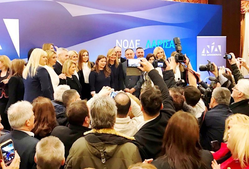Δεκάδες φίλοι της ΝΟΔΕ Λάρισας απαθανατίζουν την Μαρέβα Μητσοτάκη και τις γυναίκες βουλευτές της ΝΔ