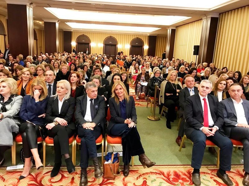 Πλήθος κόσμου στην εκδήλωση της ΝΟΔΕ Λάρισας της ΝΔ για την ενίσχυση και την προστασία της οικογένειας