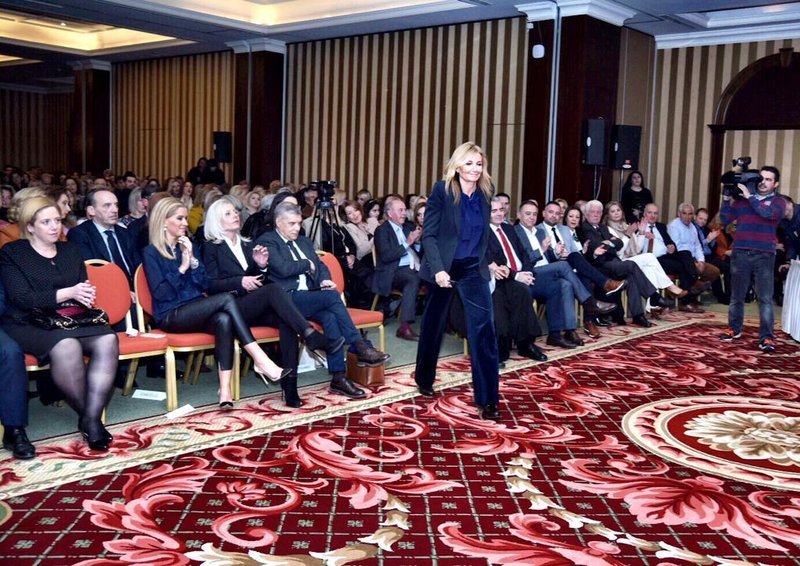 Η Μαρέβα Γκραμπόφσκι-Μητσοτάκη ανεβαίνει στο βήμα της εκδήλωσης της ΝΟΔΕ Λάρισας