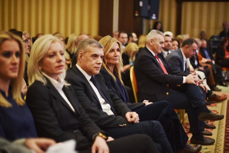 Η Μαρέβα Μητσοτάκη ανάμεσα στον Κ. Αγοραστό (αριστερά) και Μάξιμο Χαρακόπουλο (δεξιά)