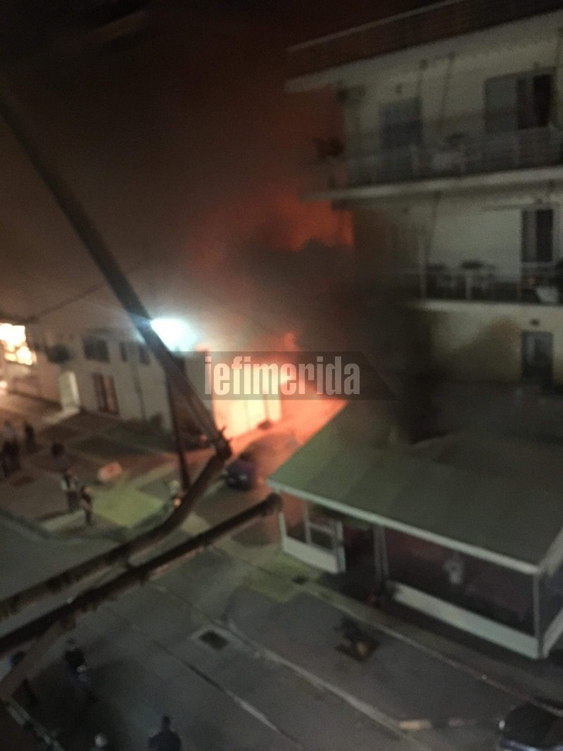 Καλαμάτα: Η ηρωική προσπάθεια του ιδιοκτήτη να σώσει τις 3 γυναίκες -Χτυπούσε με βαριοπούλα τον τοίχο [εικόνες] | iefimerida.gr 1