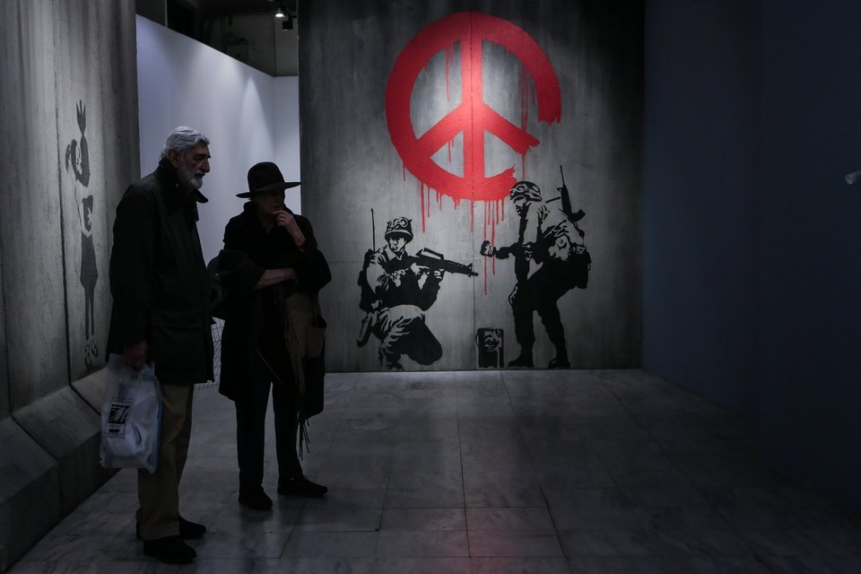 Τα εμβληματικά έργα του σημαντικότερου ίσως καλλιτέχνη της εποχής μας που έχουν τραβήξει το ενδιαφέρον σε διάφορα σημεία του πλανήτη, συγκεντρώνονται και «ζωντανεύουν» στο χώρο της Τεχνόπολης