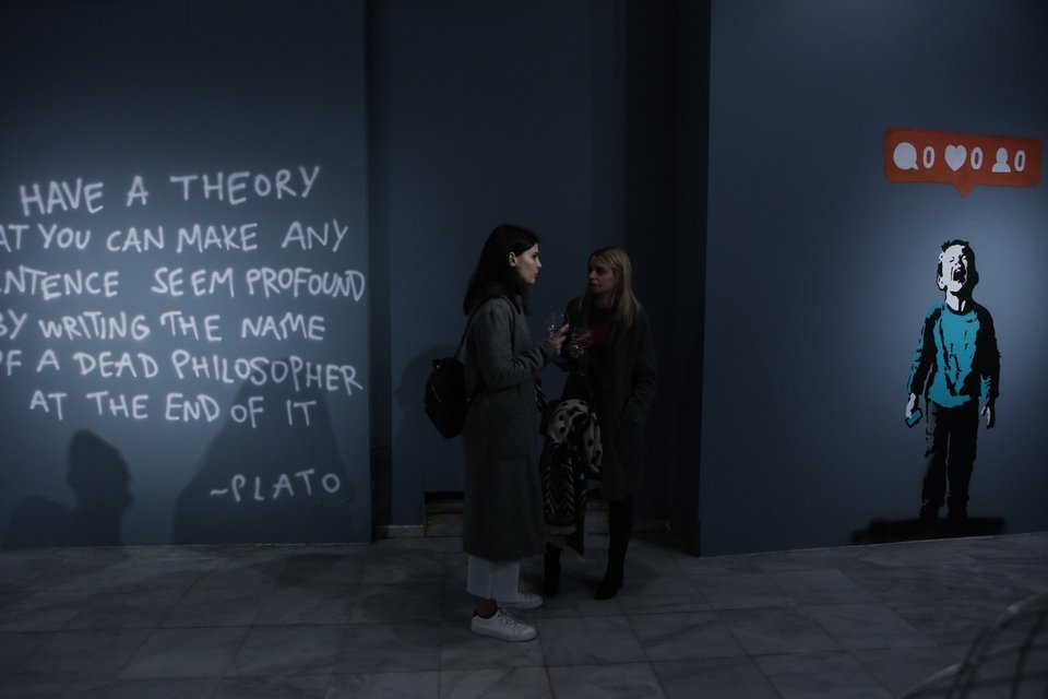 Τα έργα και τα μηνύματα του Banksy «ζωντανεύουν» καθώς οι τοίχοι της Τεχνόπολης ντύνονται με τα κορυφαία δείγματα της street art της εποχής μας