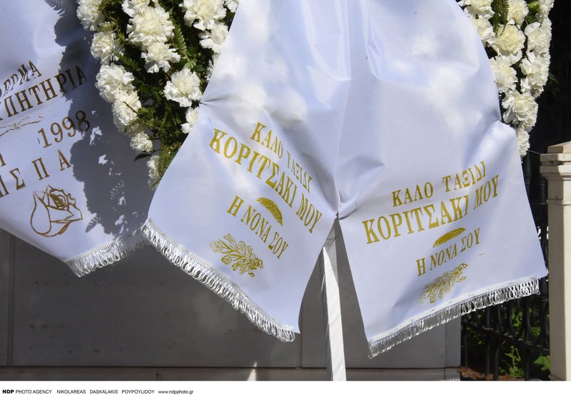 Ράγισαν καρδιές στην κηδεία της ηθοποιού Νίκης Λειβαδάρη – Συντετριμμένος ο πατέρας της [εικόνες] | iefimerida.gr 4