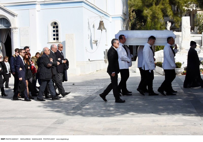 Ράγισαν καρδιές στην κηδεία της ηθοποιού Νίκης Λειβαδάρη – Συντετριμμένος ο πατέρας της [εικόνες] | iefimerida.gr 1