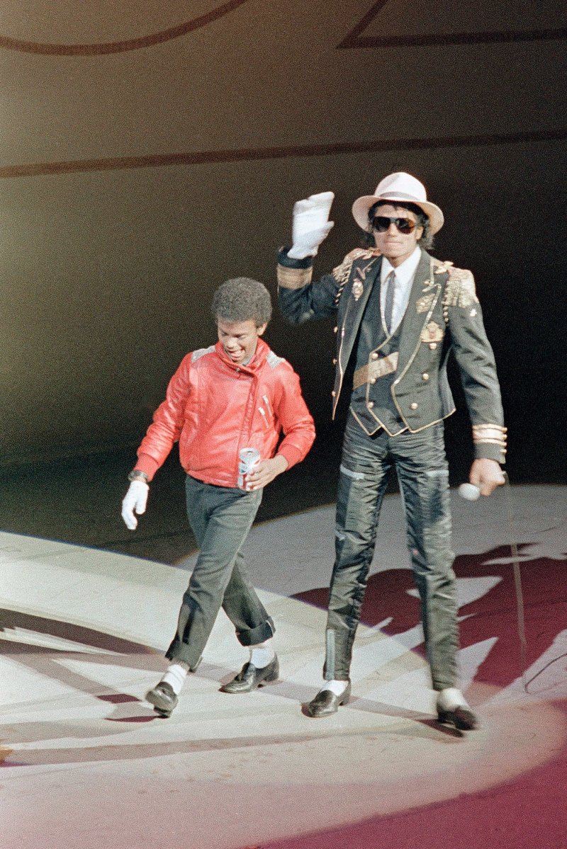 Σοκάρει η οικιακή βοηθός του Μάικλ Τζάκσον: Ηταν αδίστακτος παιδόφιλος, έκανε μπάνιο με γυμνά αγόρια [εικόνες] | iefimerida.gr 1