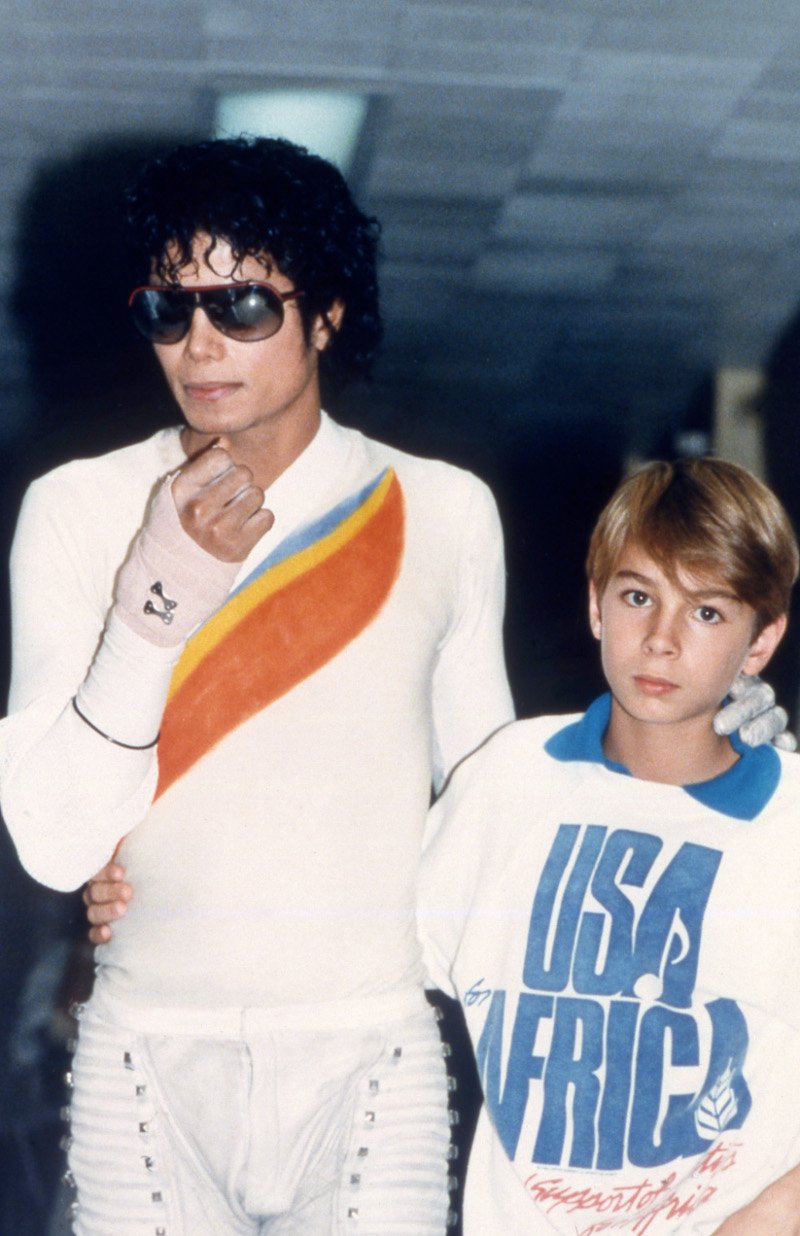 Σοκάρει η οικιακή βοηθός του Μάικλ Τζάκσον: Ηταν αδίστακτος παιδόφιλος, έκανε μπάνιο με γυμνά αγόρια [εικόνες] | iefimerida.gr 2