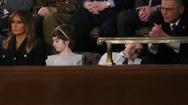 Πιτσιρικάς κοιμήθηκε στην ομιλία του Τραμπ και έγινε σύμβολο αντίστασης [εικόνες] | iefimerida.gr 1