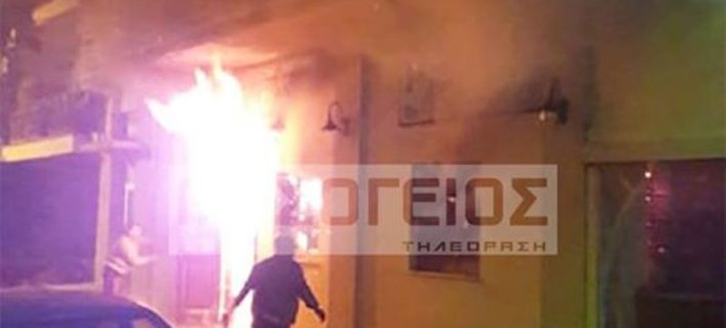 Στιγμιότυπο από τις προσπάθειες του ιδιοκτήτη της ταβέρνας να σπάσει τον τοίχο / Φωτογραφία: Μεσόγειος Τηλεόραση