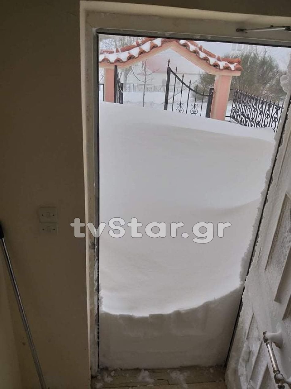 Το χιόνι καλύπτει τις πόρτες