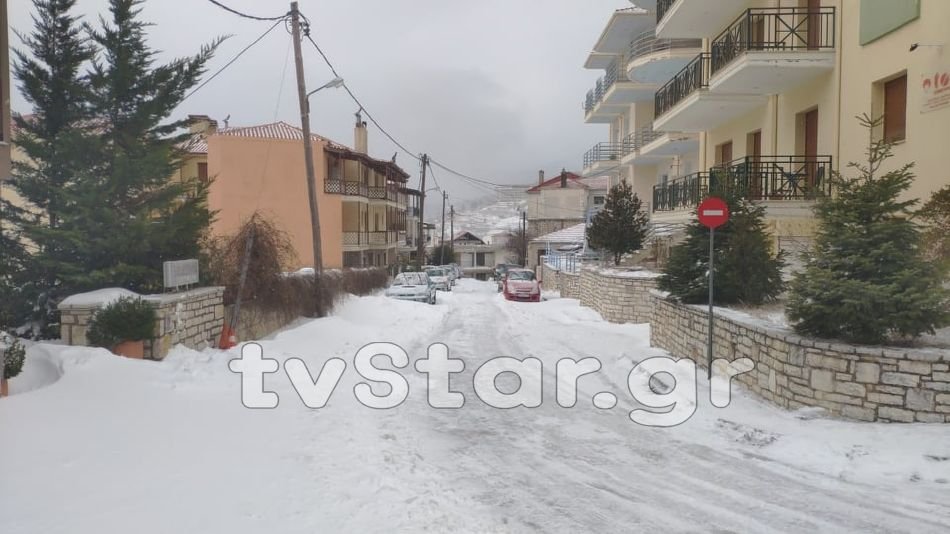 Χιονίζει από τα ξημερώματα του Σαββάτου