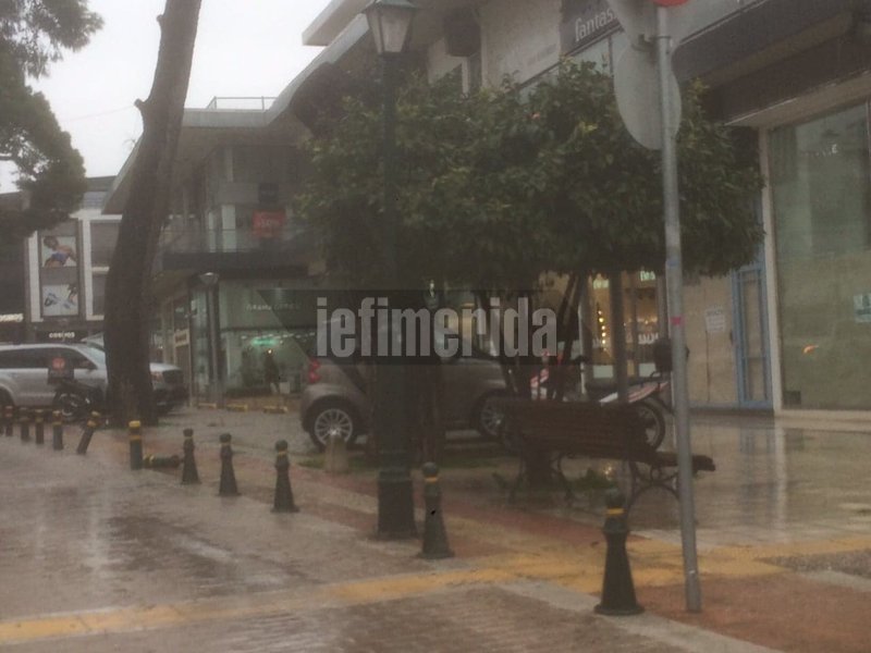 Τα πεζοδρόμια έχουν γίνει... δρόμοι