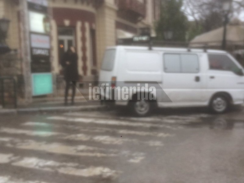 Δεκάδες οδηγοί παρκάρουν παράνομα όπου βρουν, σε μπάρες αναπήρων, σε πεζοδρόμια...