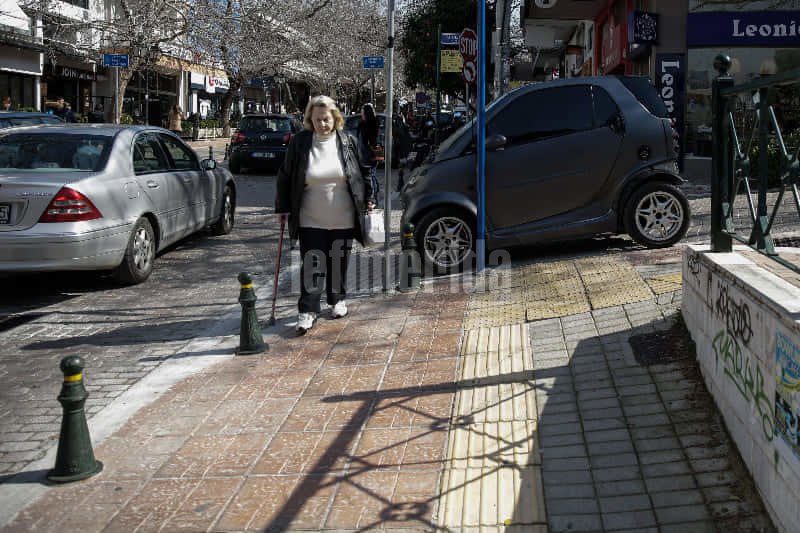 Ασυνείδητοι οδηγοί στην Κηφισιά παρκάρουν όπου βρουν -Σε πεζοδρόμια, διαβάσεις, θέσεις ΑμεΑ [εικόνες] | iefimerida.gr 3