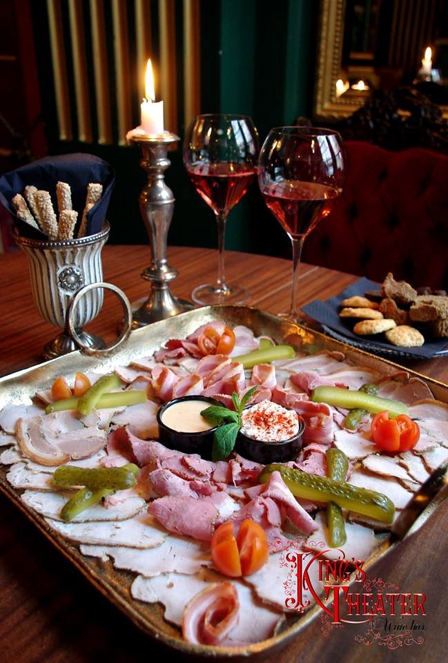 Η wine list έχει περίπου 40 ετικέτες αποκλειστικά από τον κρητικό αμπελώνα.