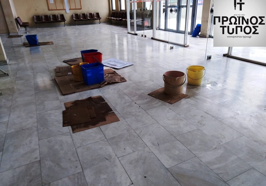 Δράμα: Με κουβάδες μαζεύουν το νερό που στάζει από το ταβάνι στο Δικαστικό Μέγαρο [εικόνες] | iefimerida.gr 0