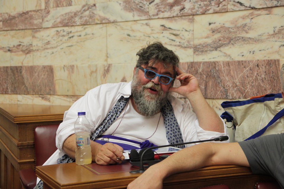 Τον Ιούνιο του 2015 ο Σταμάτης Κραουνάκης πήγε στη Βουλή, στη συνεδρίαση της επιτροπής για το χρέος