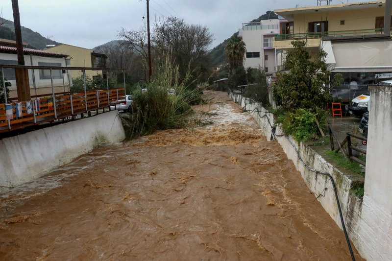 Σοβαρά προβλήματα σε ολόκληρο το νησί από την κακοκαιρία