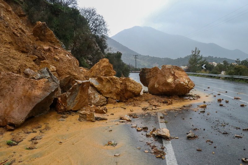 Καταπτώσεις βράχων λόγω της κακοκαιρίας