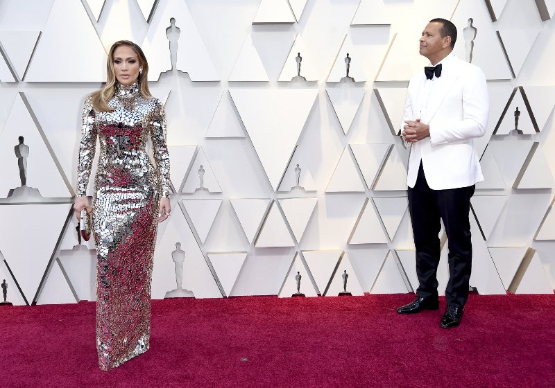 Oσκαρ 2019: Σαρλίζ Θερόν, Ιρίνα Σάικ, JLo -Θανάσιμα σέξι στο κόκκινο χαλί [εικόνες] | iefimerida.gr 12