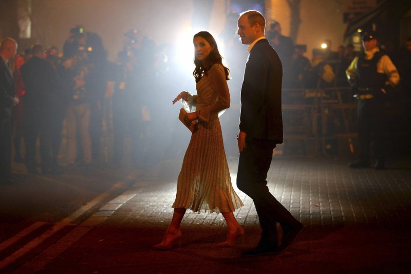 Kέιτ Μίντλετον: Πώς ένα φόρεμα των 1.800 ευρώ «έσβησε» τη Μέγκαν Μαρκλ και το Dior των 100.000 [εικόνες] | iefimerida.gr 1