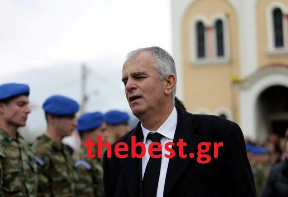 Συγκίνηση στην παρέλαση των Ευζώνων: Ο πατέρας του άτυχου Σπύρου παρήλασε μαζί τους [εικόνες & βίντεο] | iefimerida.gr 1