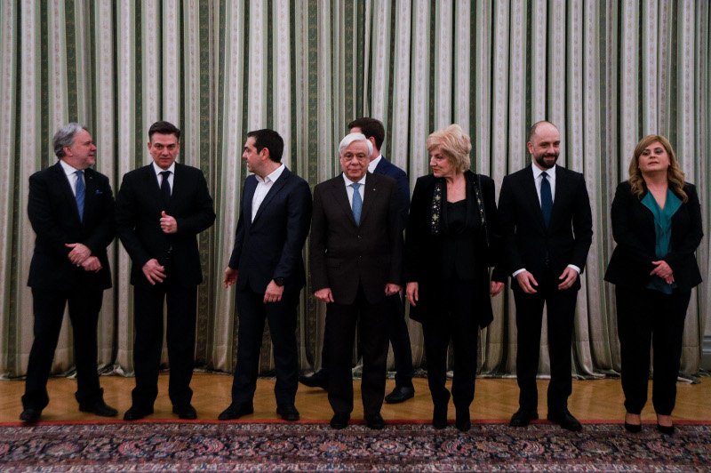 Ο κ. Τόλκας, πίσω από τους υπόλοιπους, ψάχνει τη... θέση του