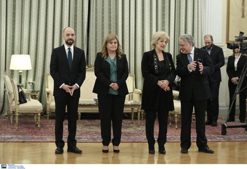 Ο κ. Κατρούγκαλος εξηγεί κάτι στην κ. Αναγνωστοπούλου, δίπλα στην κ. Χατζηγεωργίου και τον κ. Μπάρκα