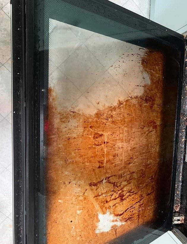 Το ζεστό νερό με την ταμπλέτα μπορεί να καθαρίσει ακόμη και τους πιο επίμονους λεκέδες