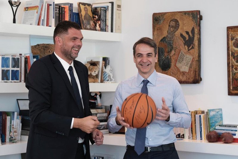 Ο Δημήτρης Παπανικολάου δίνει πάσα στον Κυριάκο Μητσοτάκη