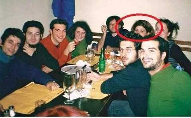  «Μόνο το μπουκάλι δεν έγινε υπουργός» -Η παρέα του Τσίπρα σε ταβέρνα [εικόνα] | iefimerida.gr 4