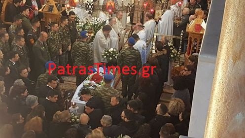 Ράγισαν «καρδιές» στην κηδεία του εύζωνα Σπύρου Θωμά -Συγκίνηση και βουβός θρήνος [εικόνες & βίντεο] | iefimerida.gr 1