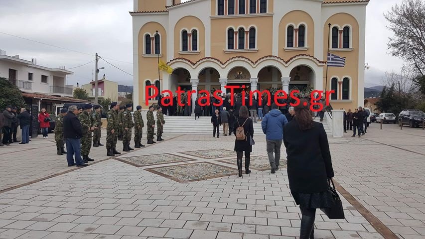 Ράγισαν «καρδιές» στην κηδεία του εύζωνα Σπύρου Θωμά -Συγκίνηση και βουβός θρήνος [εικόνες & βίντεο] | iefimerida.gr 0