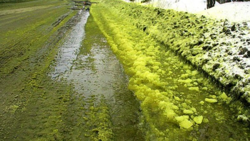 Απόκοσμο σκηνικό: Δρόμοι ρωσικής πόλης καλύφθηκαν με τοξικό πράσινο χιόνι [βίντεο]  | iefimerida.gr 0
