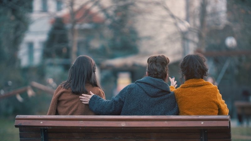 «Μαμάδες στο παγκάκι»: Η νέα, ελληνική, χιουμοριστική, μίνι σειρά έρχεται στο Novalifε [βίντεο] | iefimerida.gr 3