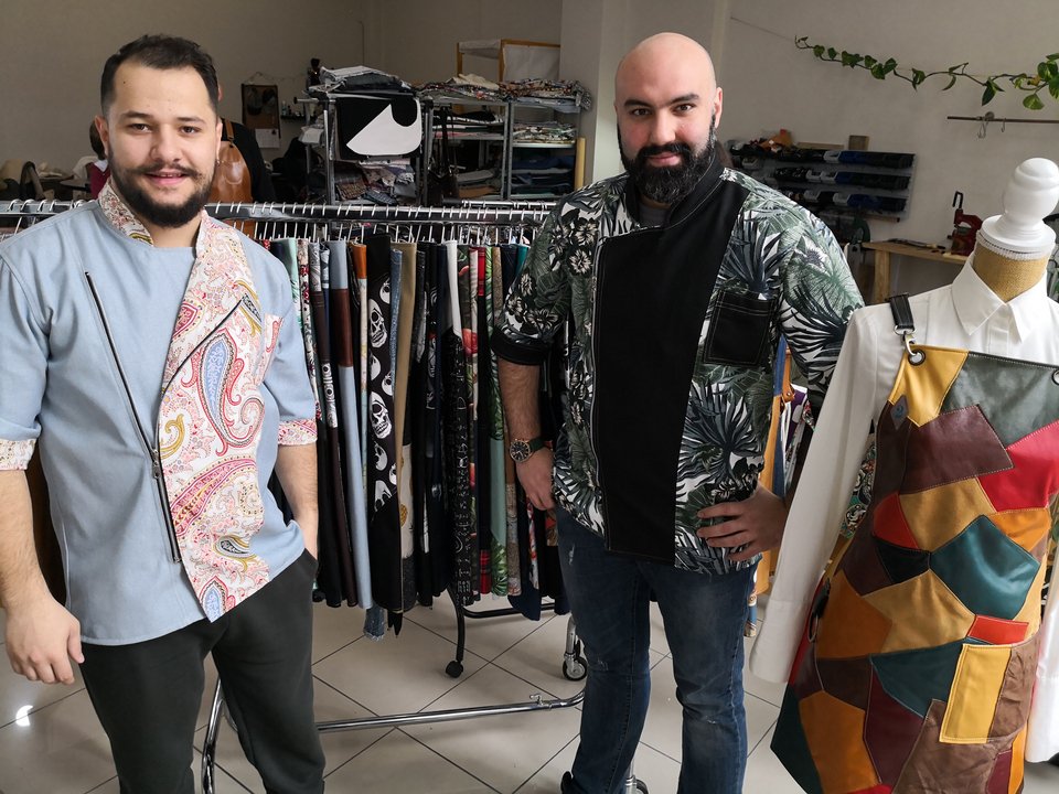 Ο Θάνος Τάμπας και ο Δήμος Μπαλάφας είναι οι φημιουργοί της 2 Handmade Aprons
