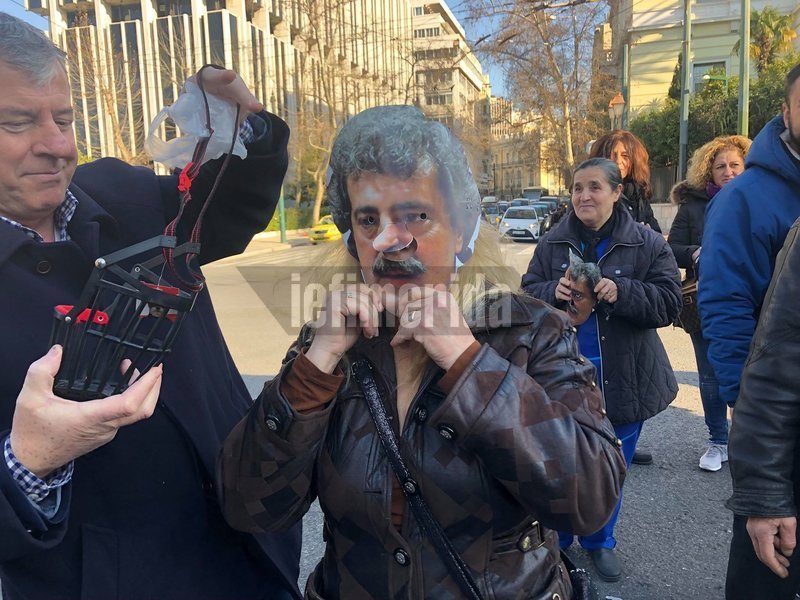 Η ΠΟΕΔΗΝ με ψησταριές και σουβλάκια έξω από τη Βουλή -Νέα διαμαρτυρία για την Υγεία [εικόνες & βίντεο] | iefimerida.gr 1