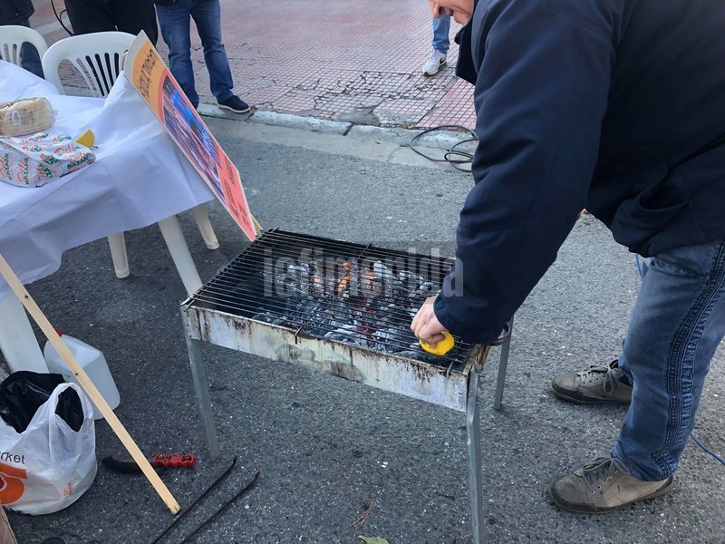 Η ΠΟΕΔΗΝ με ψησταριές και σουβλάκια έξω από τη Βουλή -Νέα διαμαρτυρία για την Υγεία [εικόνες & βίντεο] | iefimerida.gr 5